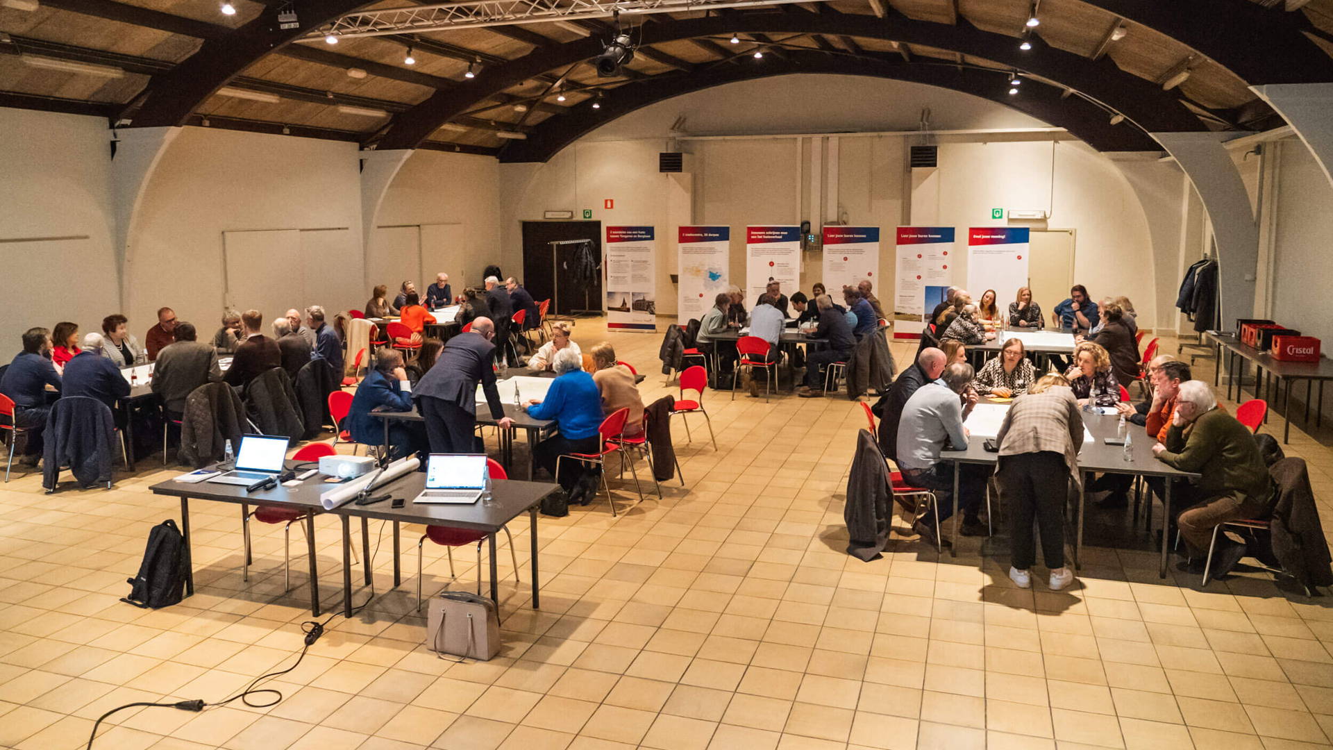 Stad Tongeren en stad Borgloon themacafé. Bezoekers in gesprek met elkaar aan een tafel.