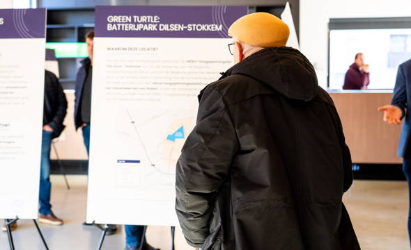Sfeerfoto op de infomarkt over batterijpark Green Turtle in Dilsen-Stokkem
