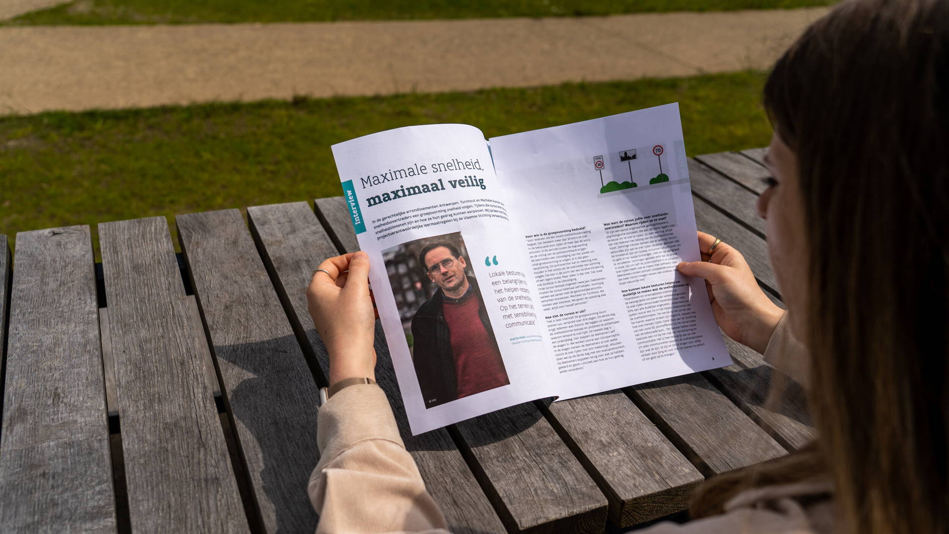 MOW mobiliteitsbrief wordt gelezen in het openbaar. Spread van een de brochure.
