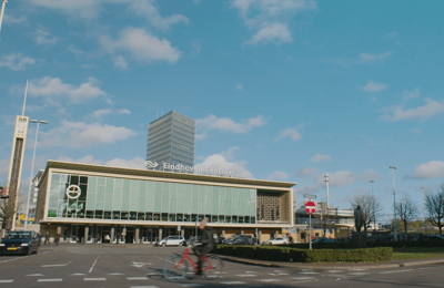 Station Eindhoven Centraal. Fietser fietst voorbij.