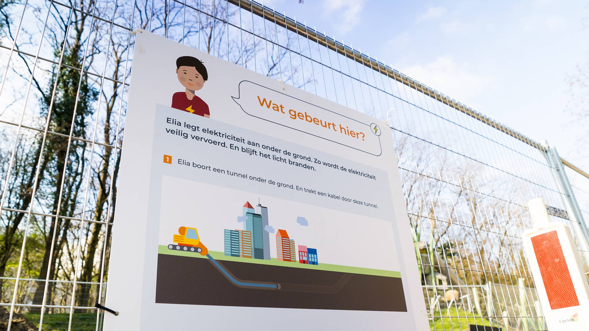 Elia Mortsel Zurenborg infopaneel. Titel: 'Wat gebeurt hier?'