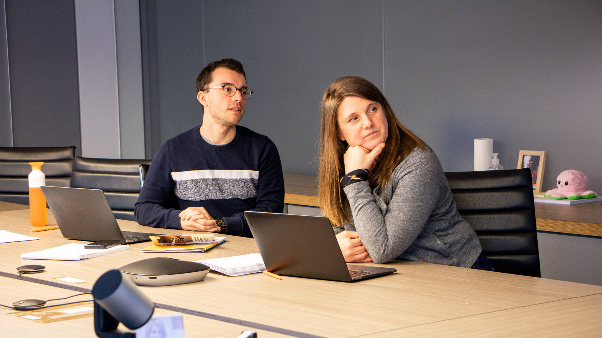 Nos employés Louis-Paul Eggen et Stéphanie Brisson sont assis dans une salle de réunion chez Connect et écoutent une présentation donné par un collègue.