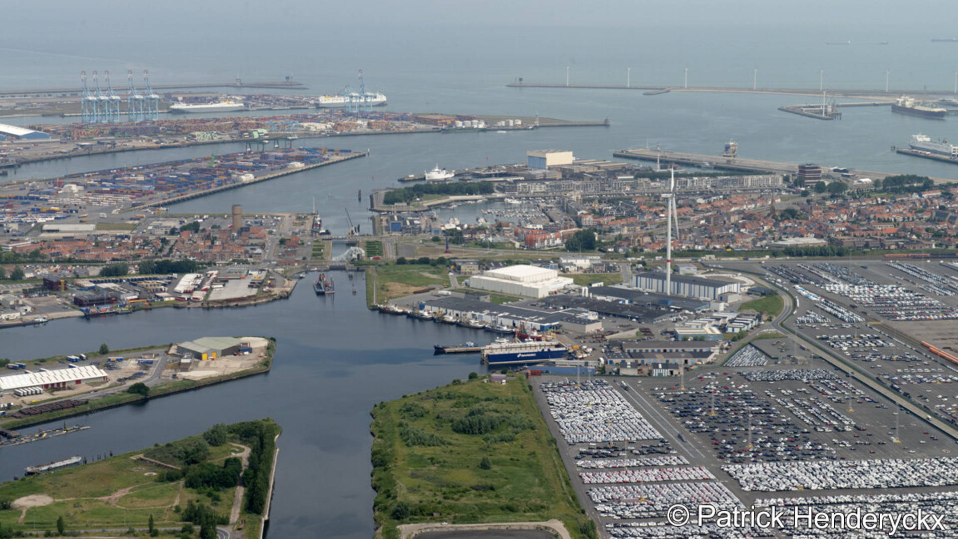 Luchtfoto van de achterhaven in Zeebrugge.