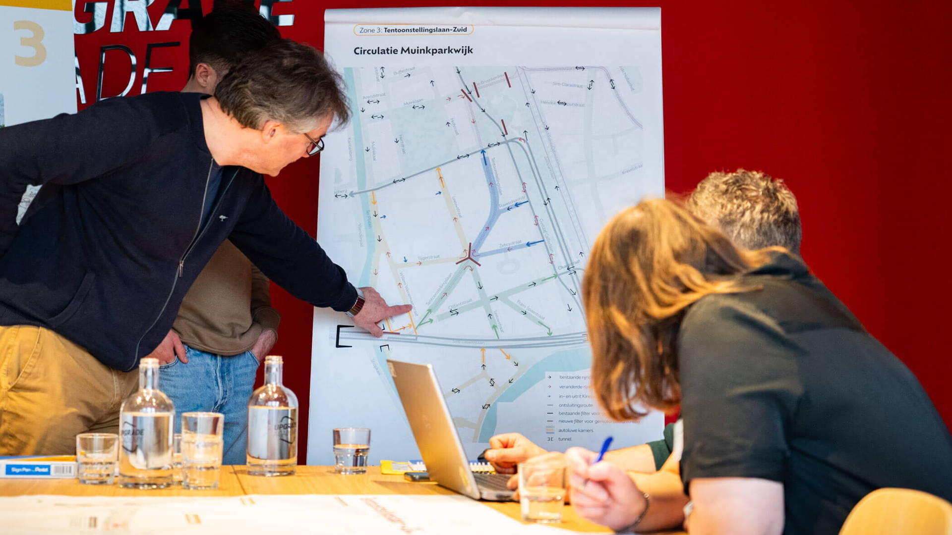 Gentspoort Gentspoortbeurs. Presentatie met kaartmateriaal. Bezoekers krijgen informatie over het project.