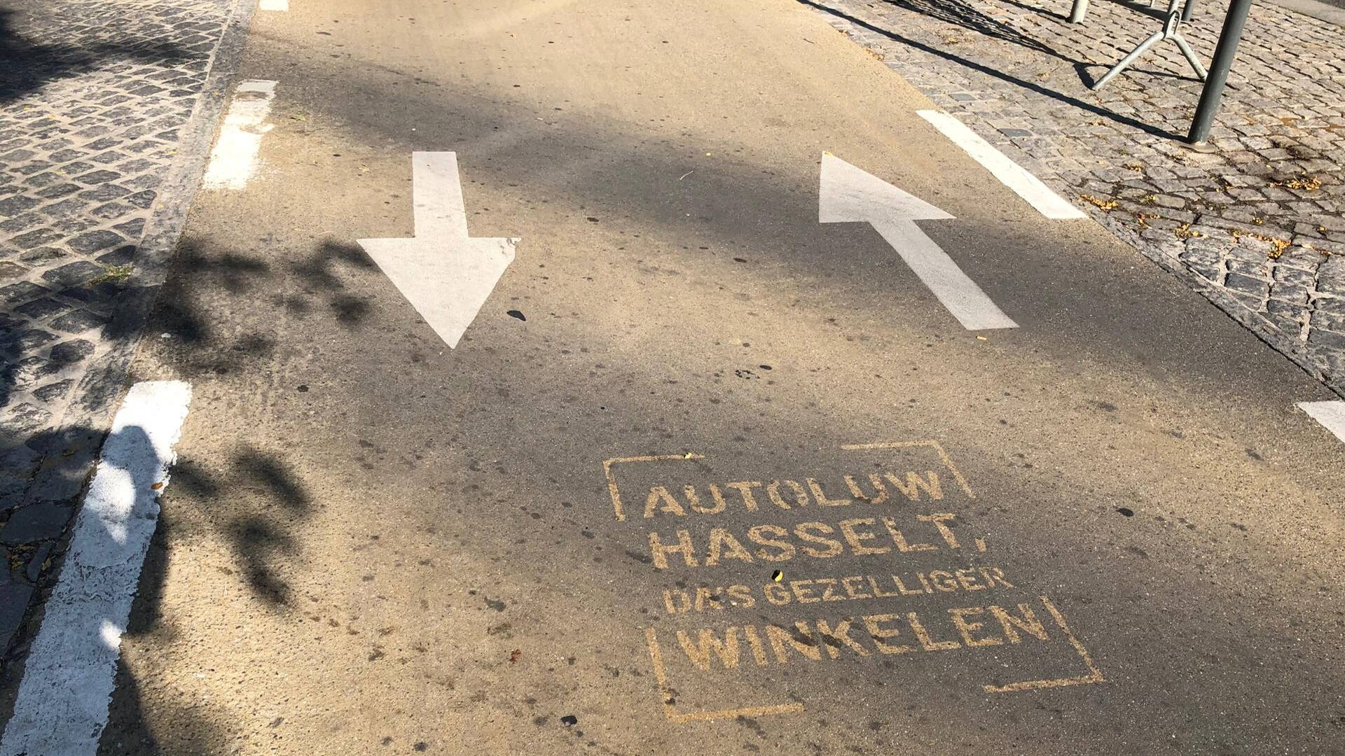 Stad Hasselt. Participatietraject autoloze zondag. Graffiti tag op het fietspad.