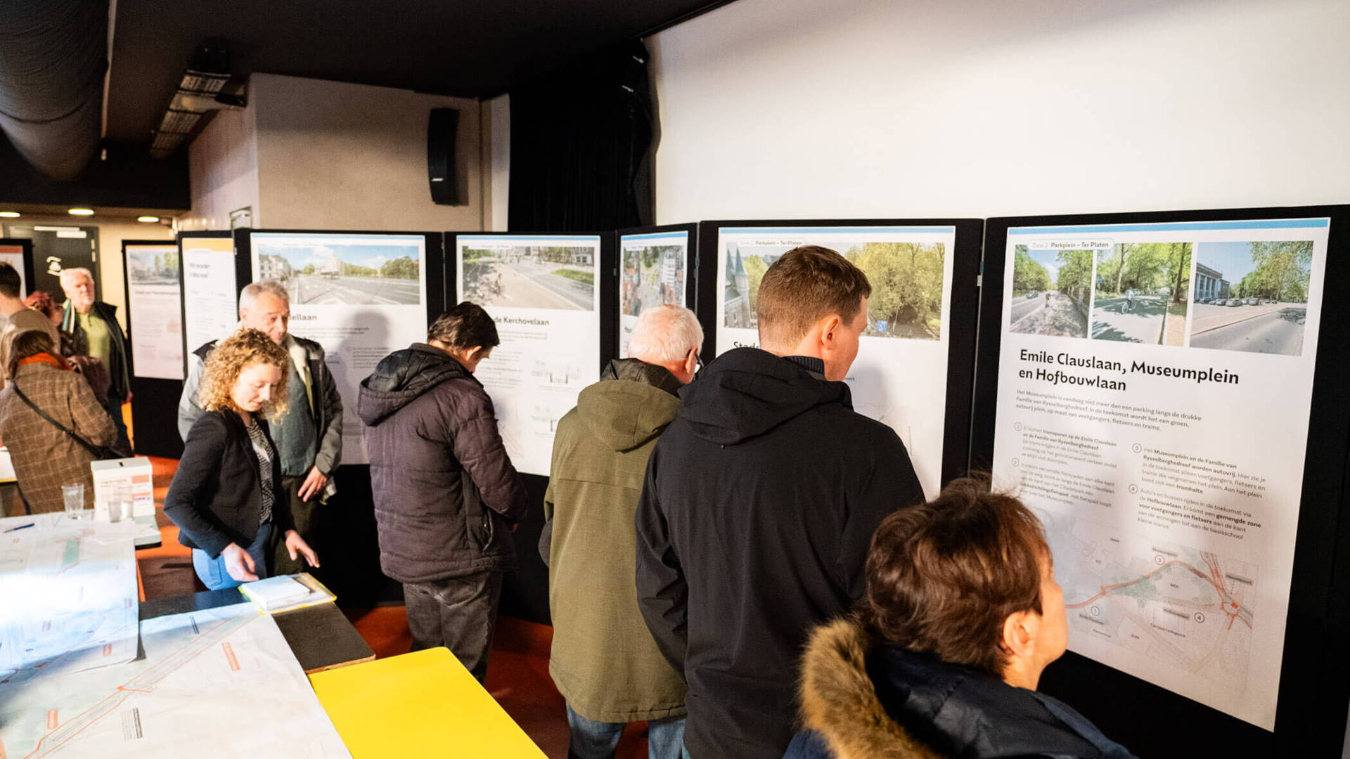Gentspoort Gentspoortbeurs. Informatiepanelen met kaartmateriaal en informatie over het project.