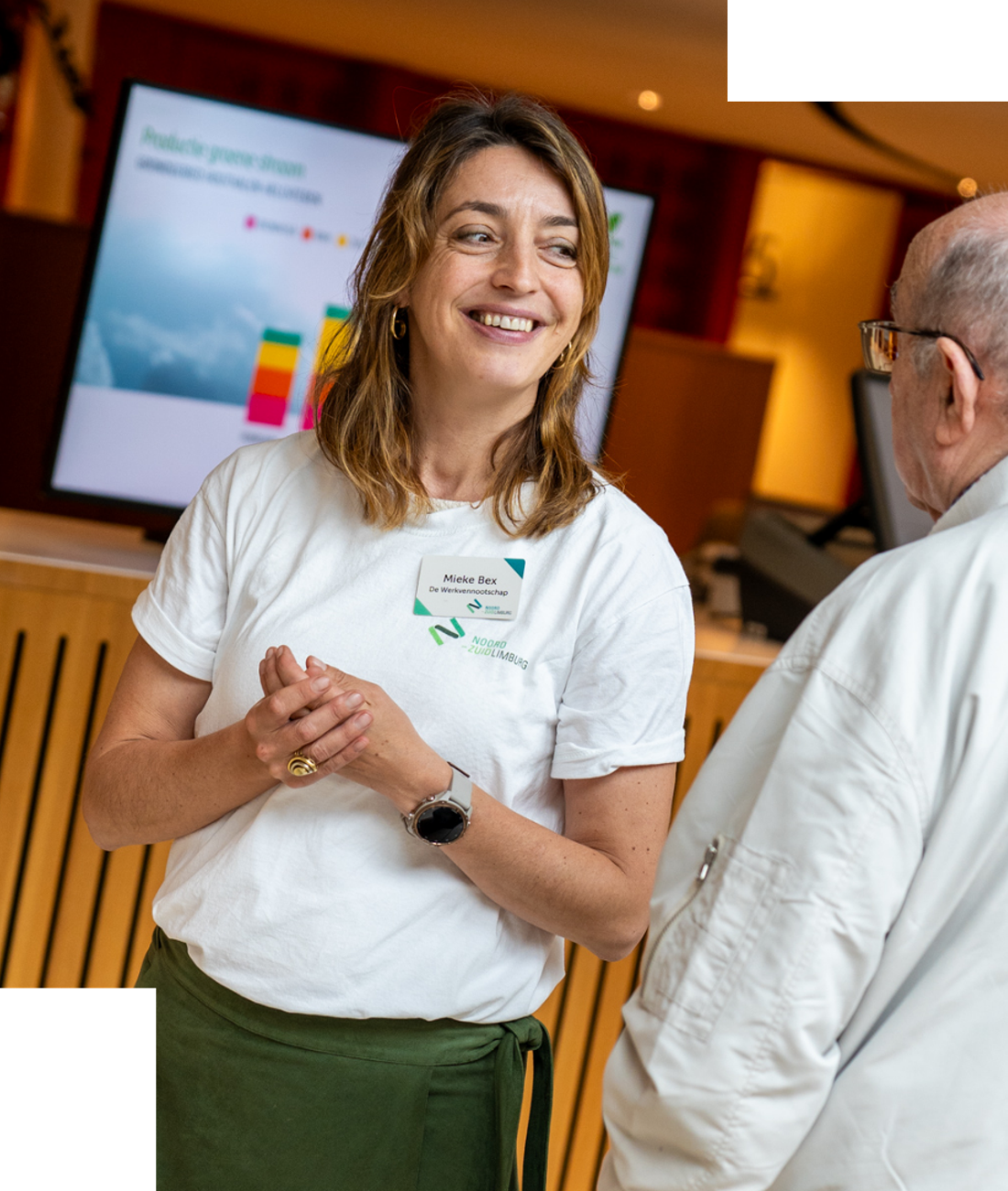 Notre employée Mieke Bex en discussion avec un visiteur lors d'une séance d'information du projet Noord-Zuid Limburg.