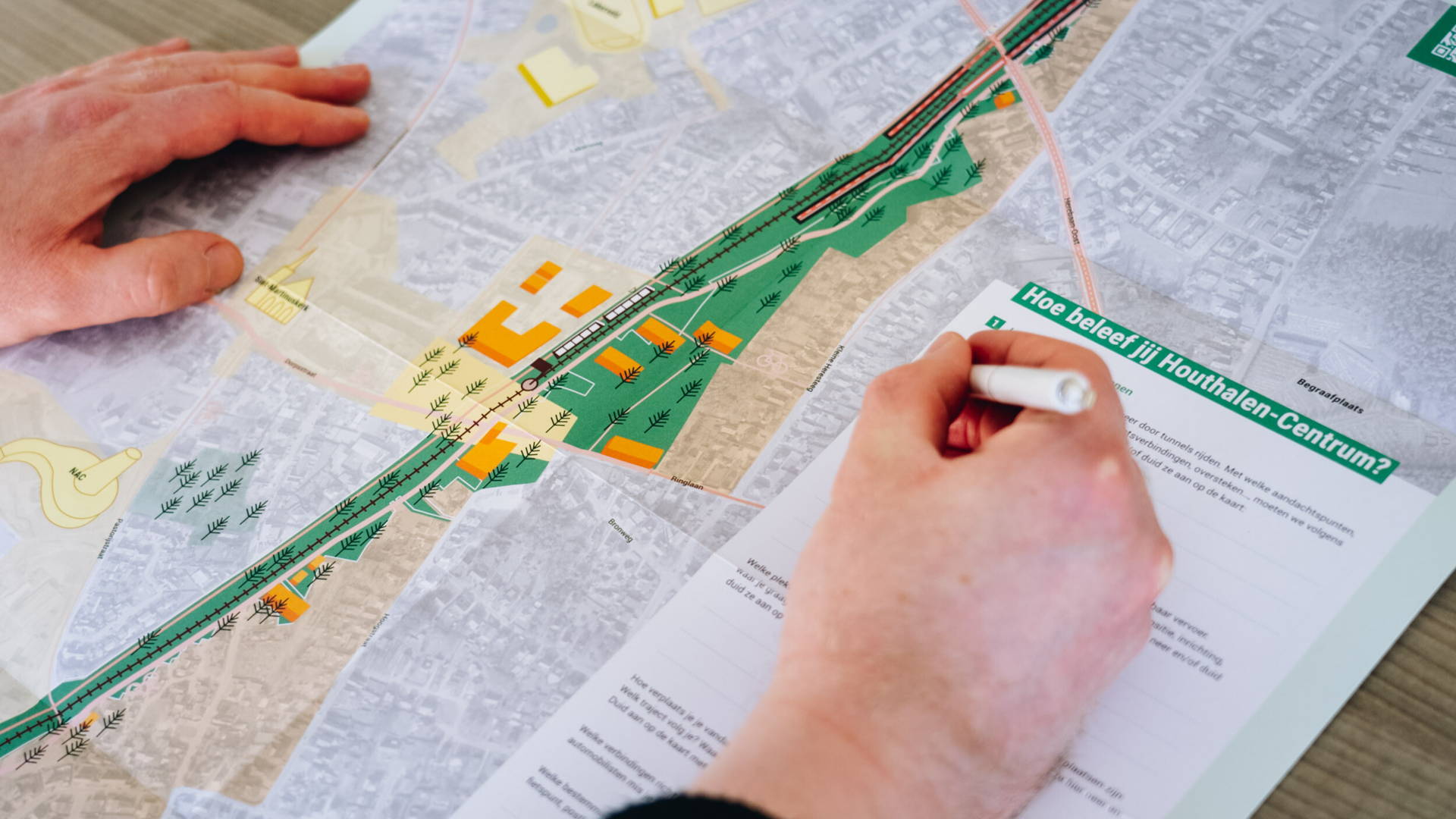 Noord-Zuid Limburg wijkkaarten worden ingevuld met een pen.