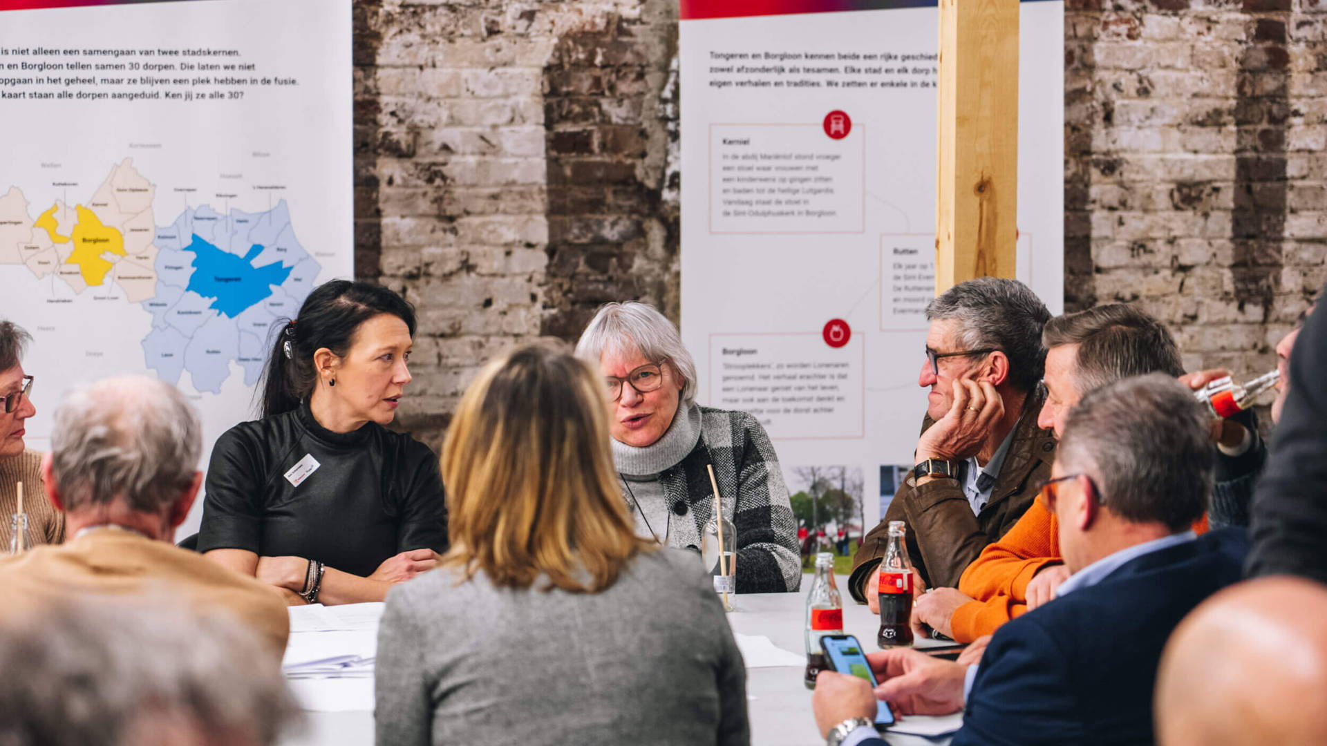Stad Tongeren en stad Borgloon themacafé. Bezoekers in gesprek met elkaar aan een tafel.