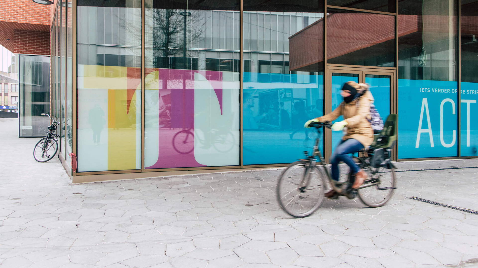 Turnova gebouw. Fietser fietst voorbij.