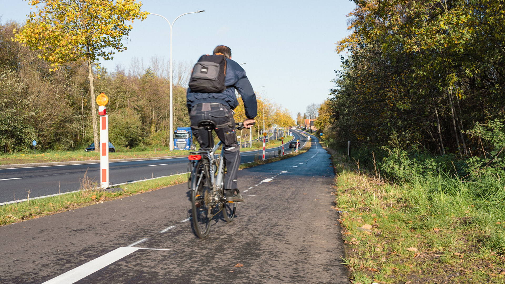 Noord-Zuid Limburg fietspad met fietser.