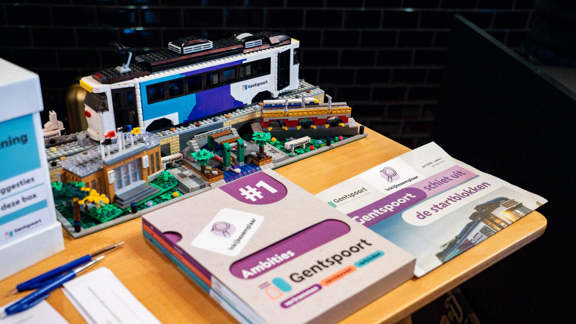 Gentspoort grafische producties. Boekdelen en tram in lego.