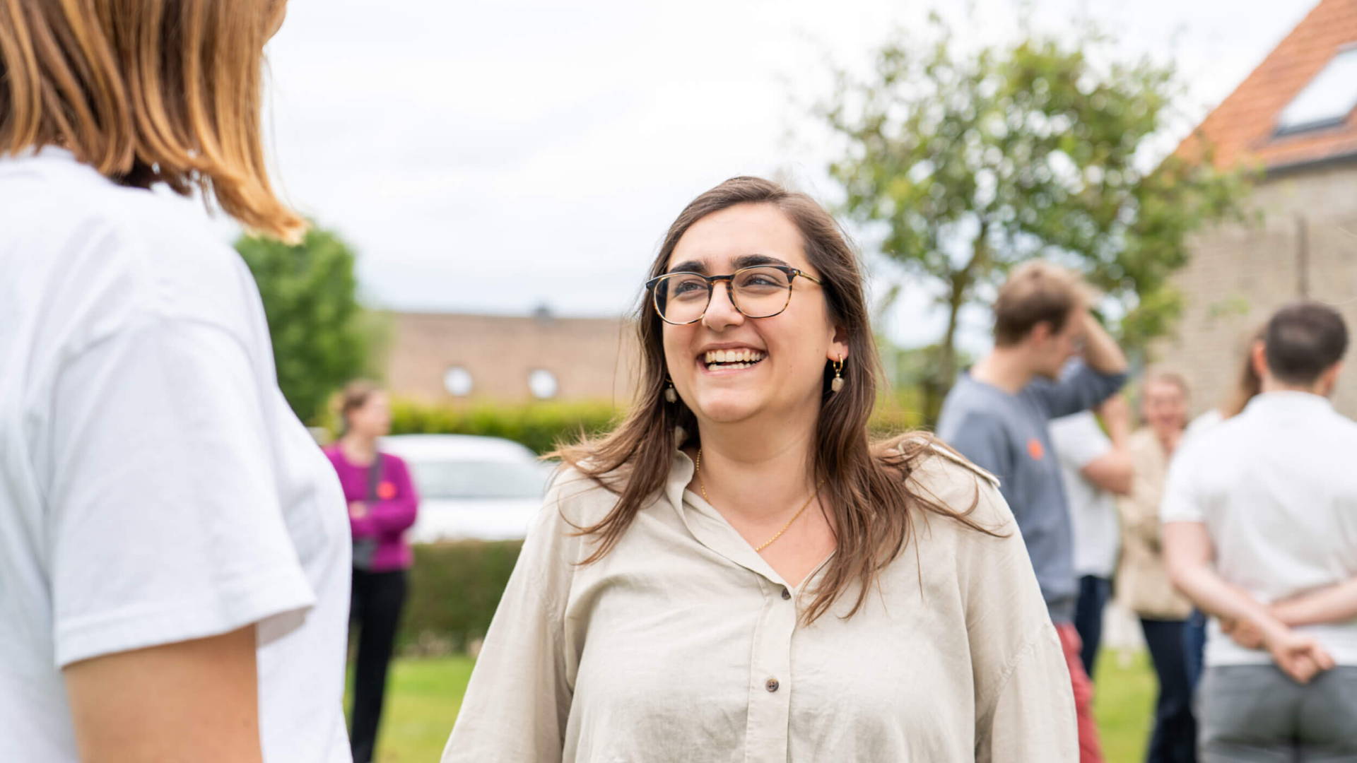 Medewerker Vitória in gesprek met medecollega's.
