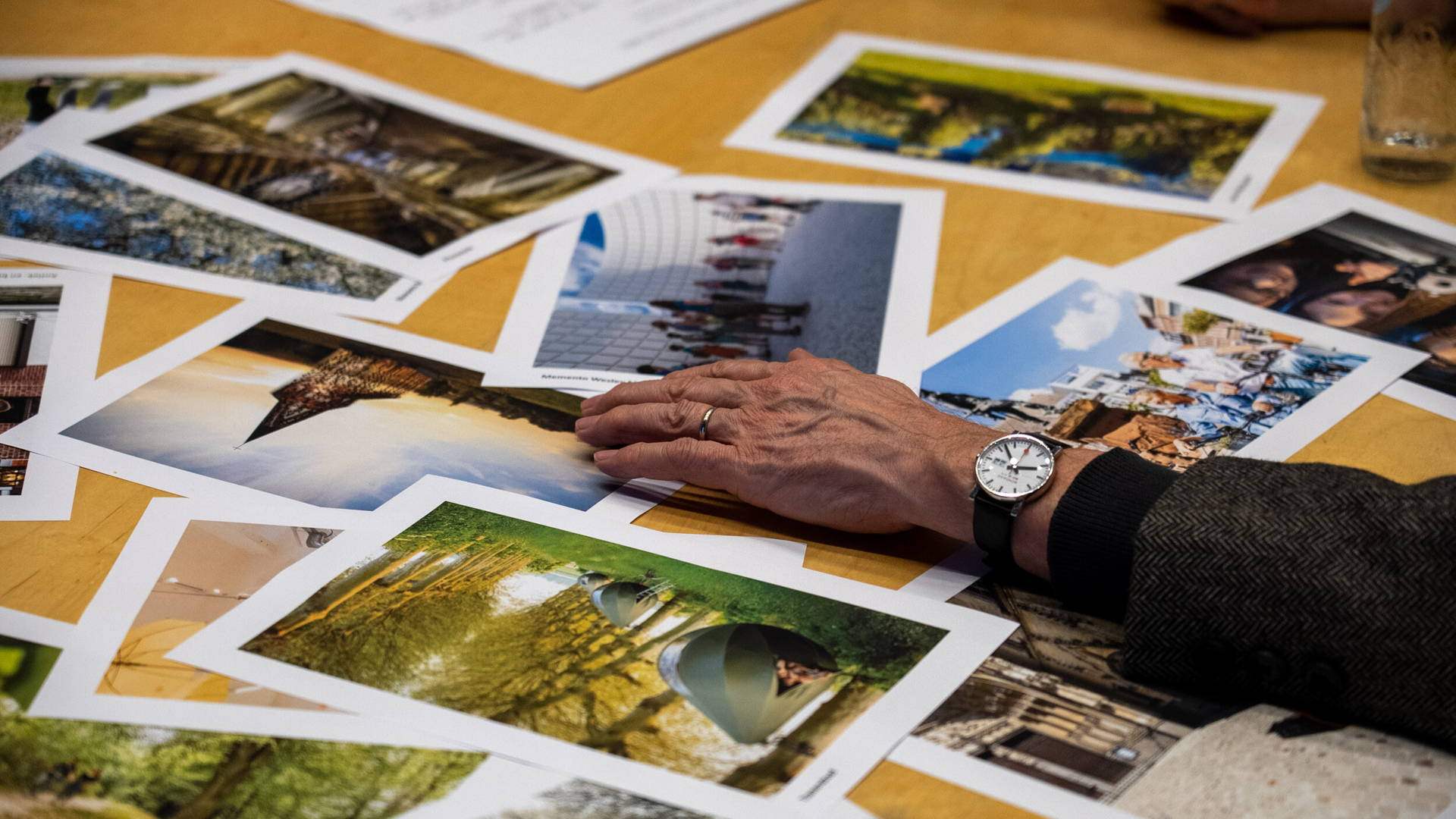 Geprinte foto's op een tafel over Stad Borgloon.